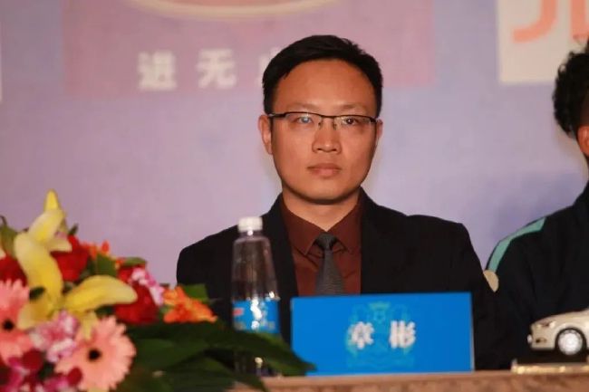 上世纪70年代末，来自山东青岛的臧健和女士带着两个年幼的女儿，在寻亲途中被迫停留香港